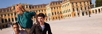Jeunes riant devant le château de Schönbrunn