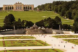 Parcul Palatului Schönbrunn şi Glorieta primăvara