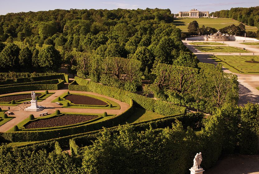 シェーンブルン宮殿庭園のグロリエッテを望む 