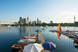 Día de verano en el Viejo Danubio, botes en el agua