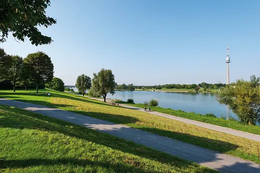 Donauinsel cu Turnul Dunării