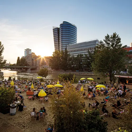 Strandbar Herrmann, evening atmosphere on the Danube Canal 