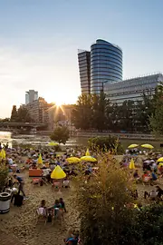 Strandbar Herrmann, atmosfera serale sul Canale del Danubio 