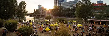 Strandbar Herrmann, ambiente nocturno en el Canal del Danubio 