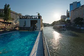 Le « Badeschiff » sur le canal du Danube