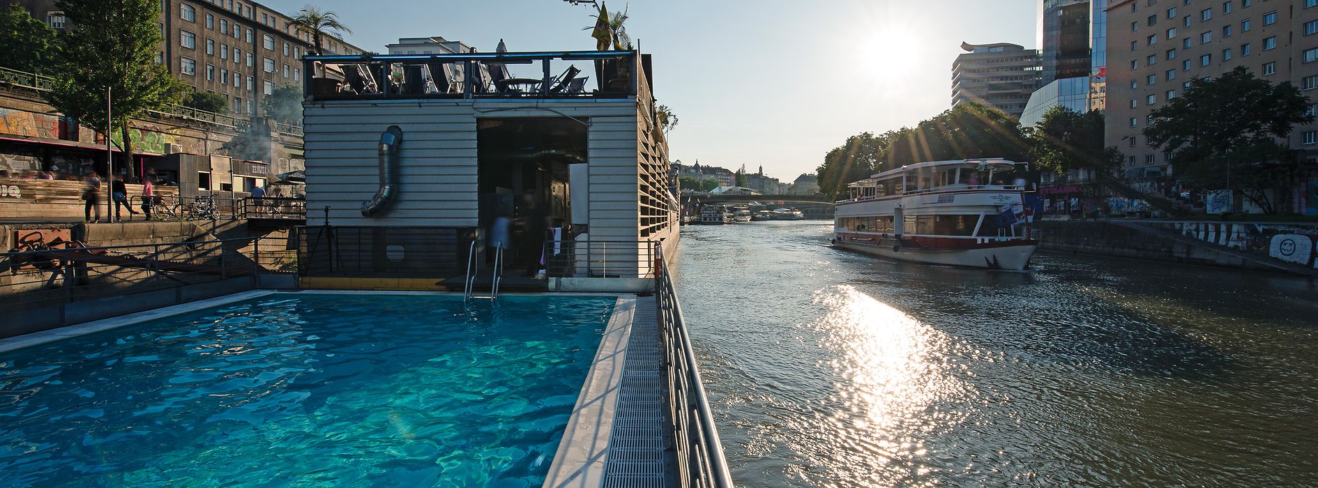 Barco piscina en el canal del Danubio