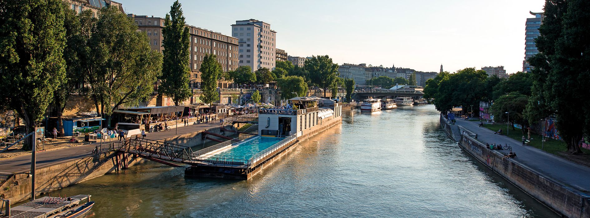 Корабль-бассейн на Дунайском канале в солнечном свете
