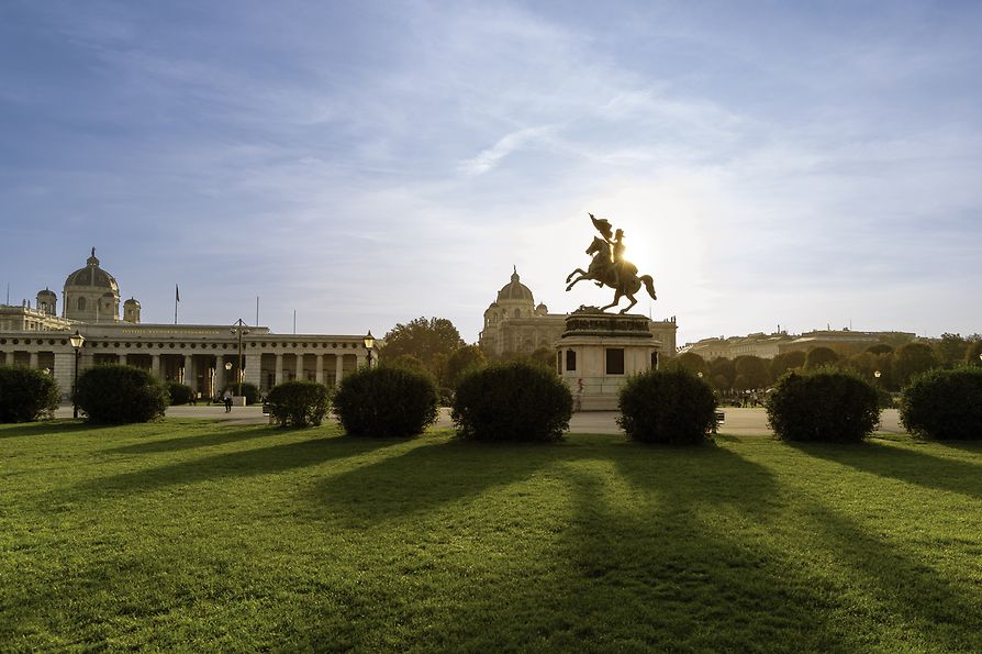ヘルデン広場、カール大公騎馬像、王宮レオポルト棟 