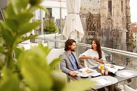 Restaurant Do & Co en Stephansplatz, pareja en la terraza