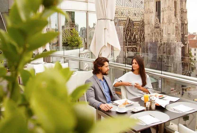 Restaurant Do & Co am Stephansplatz, Paar auf der Terrasse