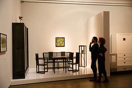 Una pareja visita la colección de Wiener Werkstätte en el Museo Leopold