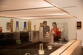 Una pareja visita la colección de Wiener Werkstätte en el Museo Leopold