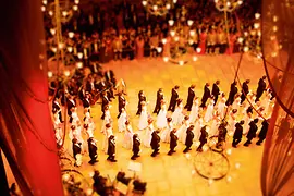 Taнцующие на Оперном балу люди 