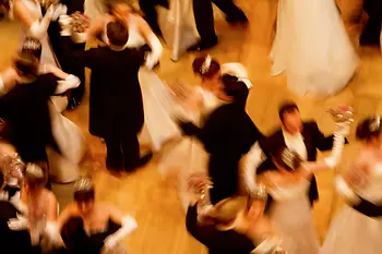 Tančící páry na plese ve vídeňské Opeře