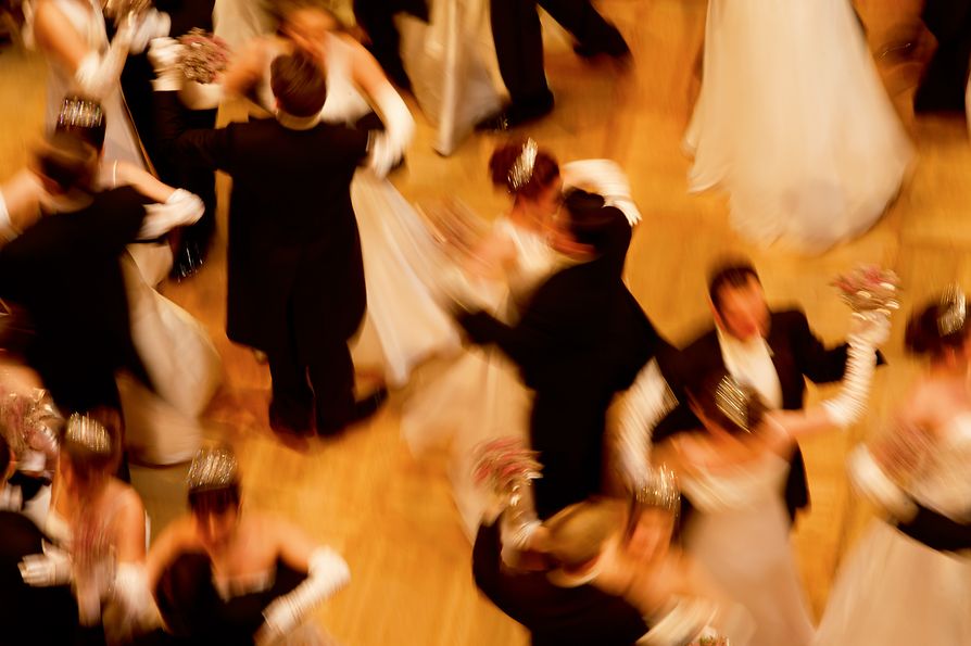 Parejas bailando en el Baile de la Ópera de Viena