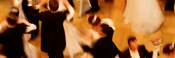 オペラ座舞踏会で踊るカップル