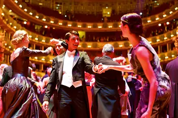 Tančící páry na plese v opeře 