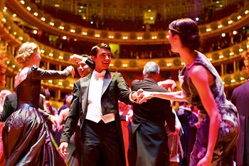 Ludzie tańczący na balu w Operze Wiedeńskiej