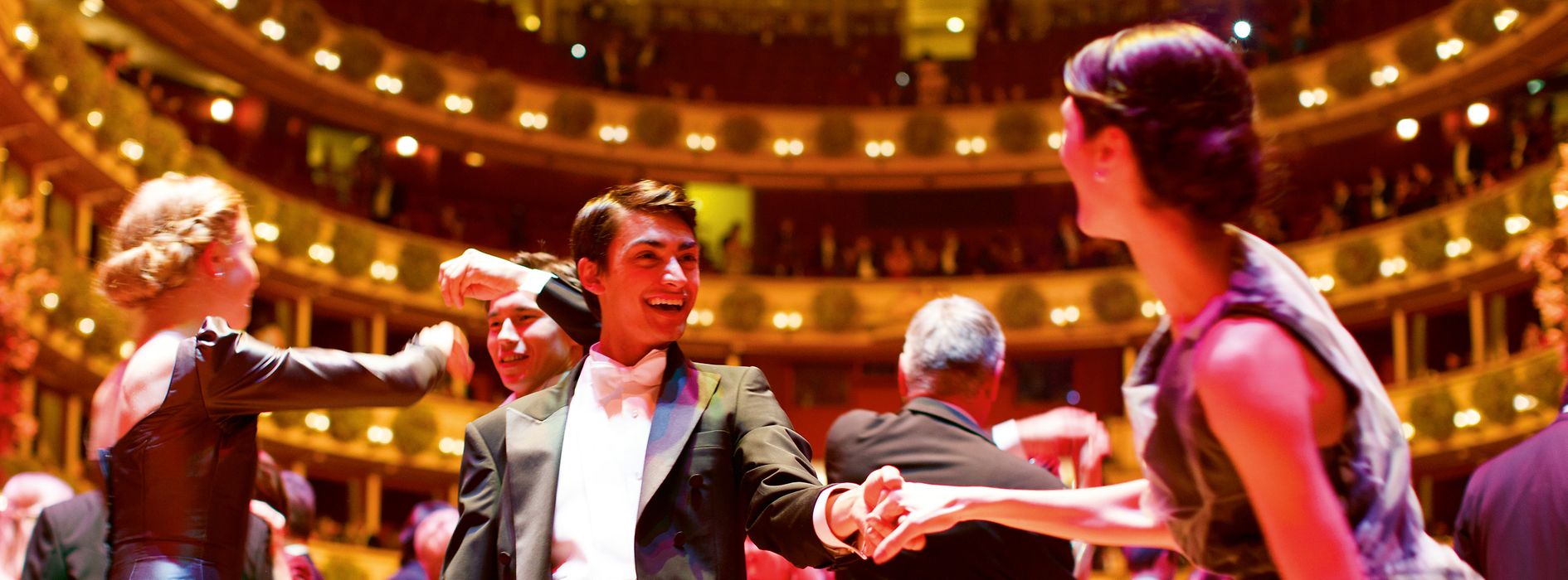 Tančící páry na plese v opeře 
