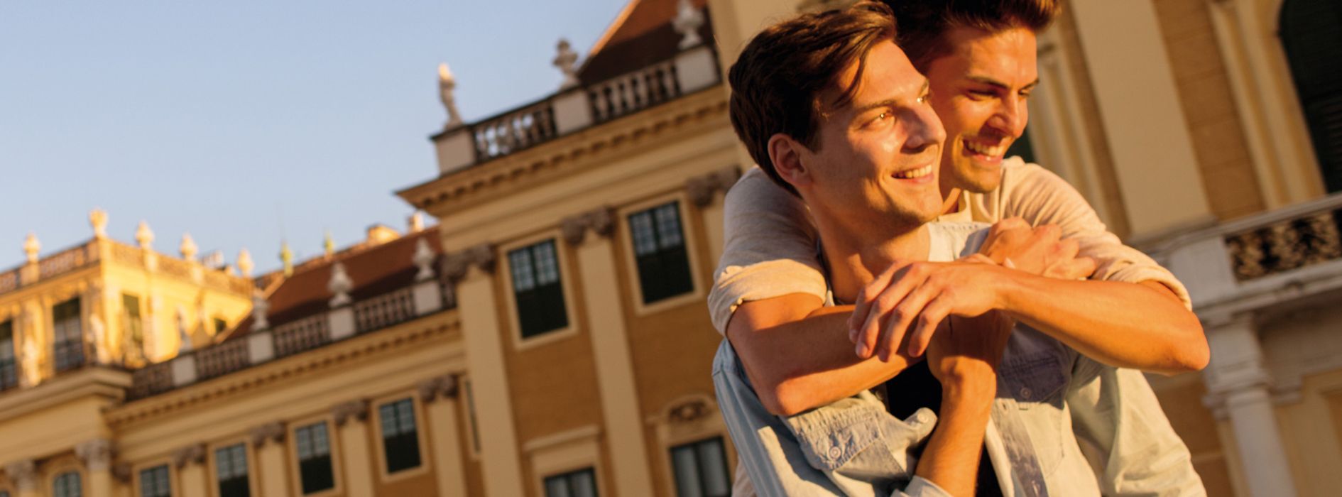 Férfi szerelmes pár a Schönbrunni kastély előtt