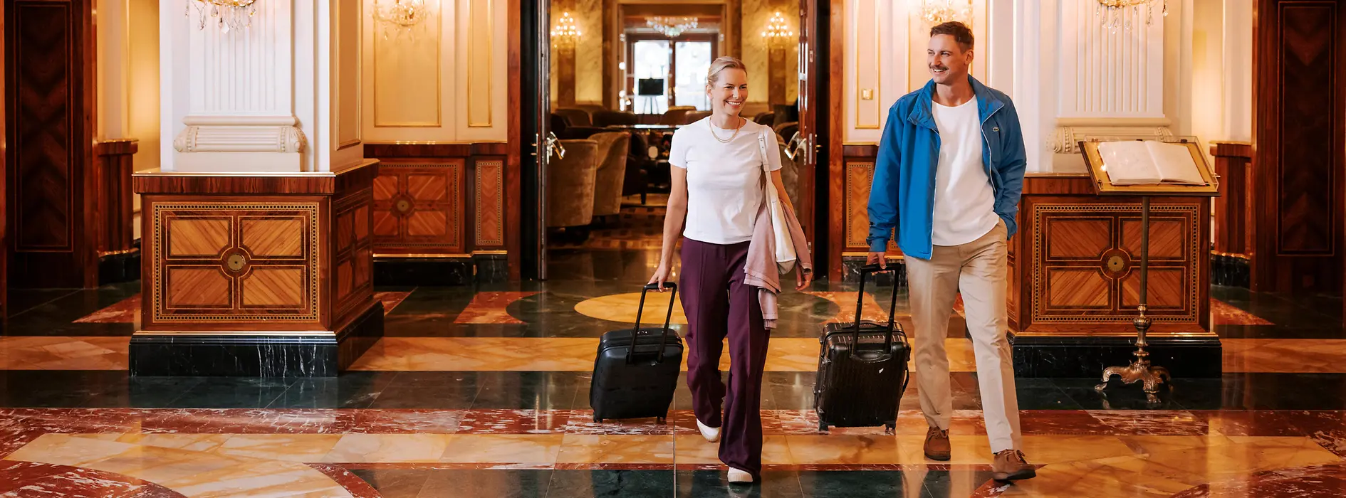 Ludzie z bagażami w wiedeńskim hotelu