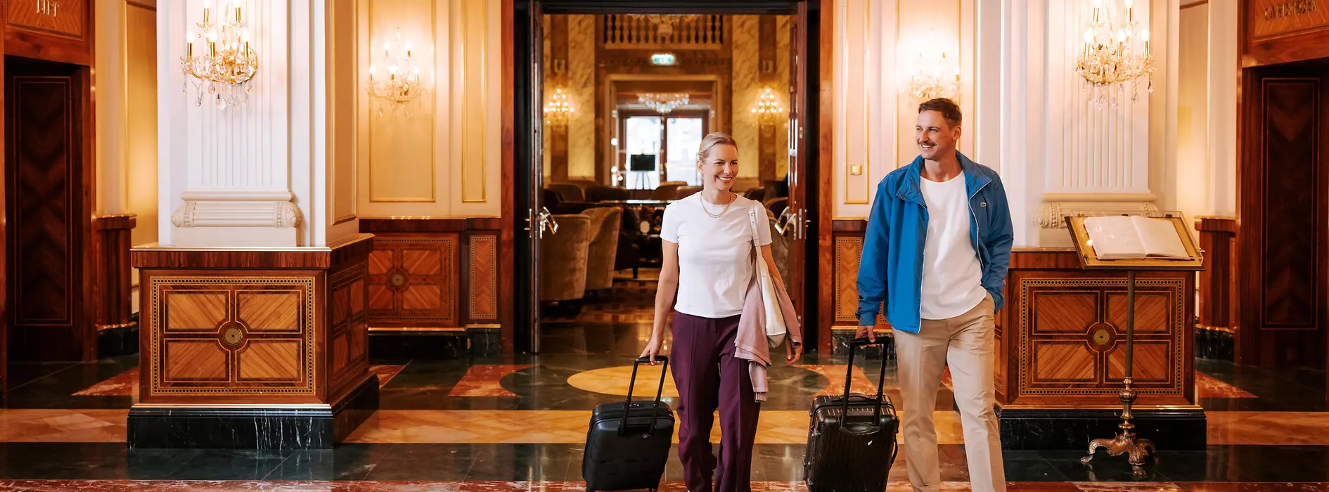 Ludzie z bagażami w wiedeńskim hotelu