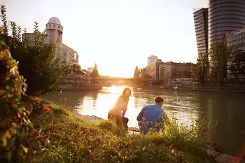 Pärchen vor Sonnenuntergang am Donaukanal