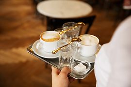 Café Sperl, Kellner serviert Kaffee