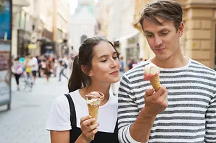 Прогулка по Старому городу, пара ест мороженое