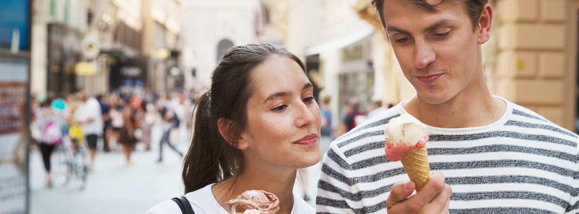A passeggio nel centro storico, coppia di innamorati che mangiano un gelato
