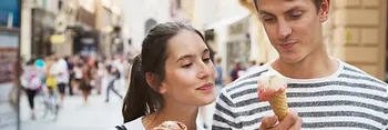 Pareja tomando helado mientras pasea por el casco antiguo