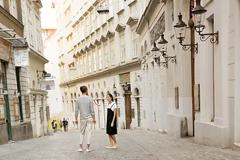 Una donna e un uomo nel centro storico di Vienna