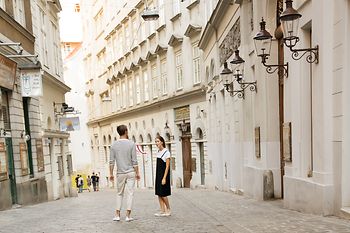 Homme et femme dans la vieille ville de Vienne