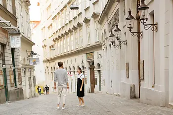 Homme et femme dans la vieille ville de Vienne