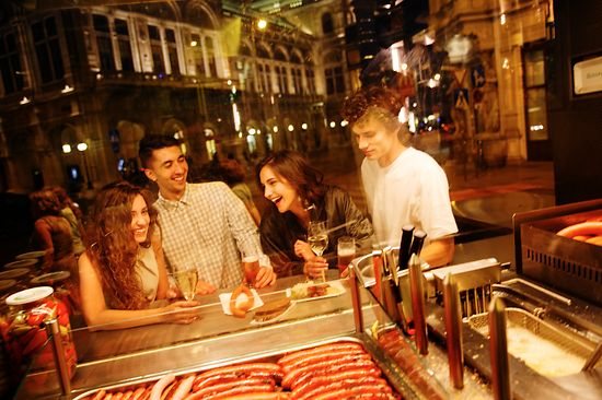 Menschen bei einem Würstelstand