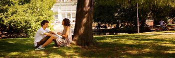 Coppia seduta nel Burggarten di Vienna sotto gli alberi