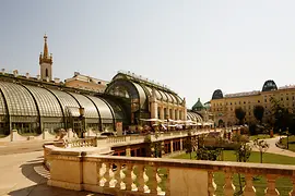 Vista sobre la Casa de las Palmeras en el Burggarten de Viena