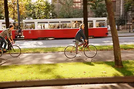 Des cyclistes sur la piste cyclable du boulevard du Ring