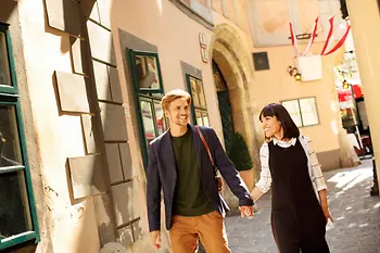 Влюбленная пара, гуляющая в венском Старом городе
