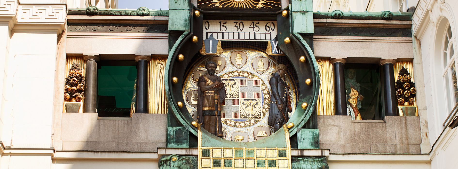 ホーアマルクト広場のアンカー時計 