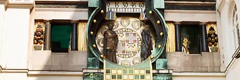 Orloj s kotvovým mechanismem na náměstí Hoher Markt 