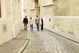 Vier Menschen spazieren durch die Altstadt 