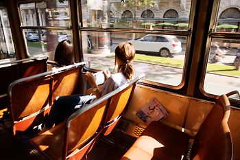 Dvě ženy jedou tramvají po vídeňské Ringstraße