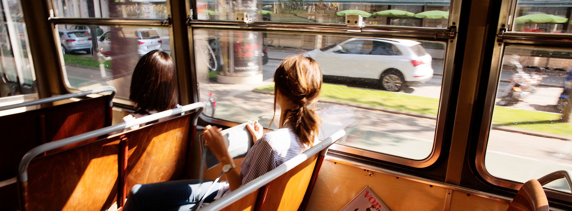 Zwei Frauen fahren mit der Straßenbahn auf der Wiener Ringstraße