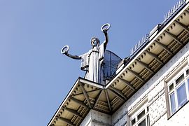 Vienne, Art nouveau : Postsparkasse (Caisse d'épargne de la poste), ange sur le toit 