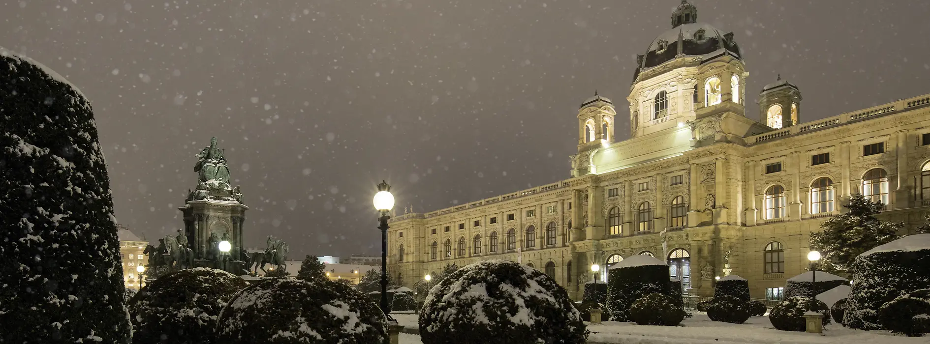 Naturhistorisches Museum Vienna (Museo di Storia naturale) d’inverno, sotto la neve che cade
