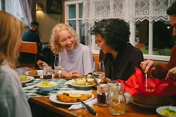 Gli ospiti si divertono e mangiano Wiener Schnitzel all'Heurigen