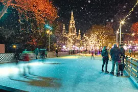 Natale viennese da sogno sul Rathausplatz, pattinaggio sul ghiaccio