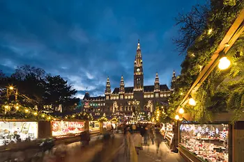 Венский Рождественский базар младенца Христа на ратушной площади, по вечерам, иллюминация