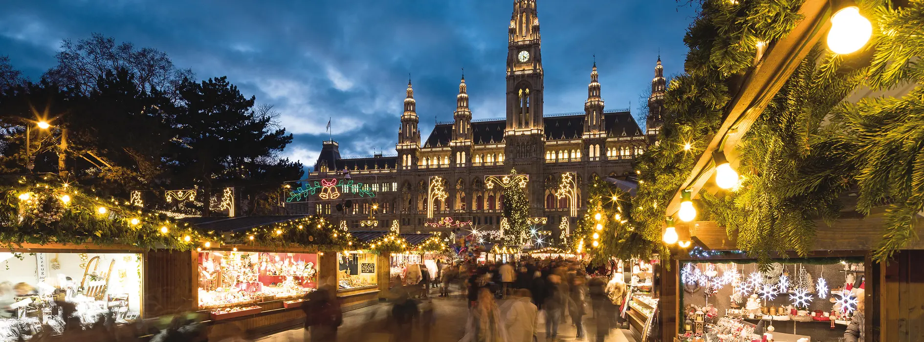 Bécsi karácsonyi vásár a Rathausplatz-on, este, fények